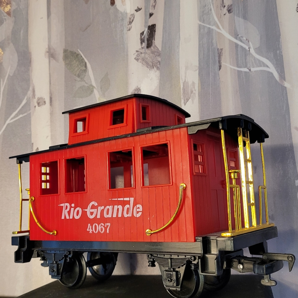 RIO GRANDE 4067 Red Train Caboose G Gauge Eztec